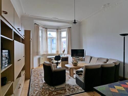 Blick in das große Wohnzimmer - 2 Zimmer Etagenwohnung zur Miete in Chemnitz