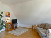 Couch und TV im Wohnzimmer - 2 Zimmer Etagenwohnung in Dresden