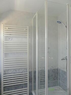 Glasdusche und Handtuchheizkörper - 