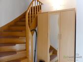 Treppe und Garderobe im Eingang - 