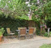 (EF0476_M) Dresden: Radebeul, kleines möbliertes Häuschen, Sitzecke im Garten, für Wochenendheimfahrer