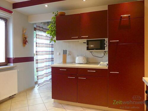 rechte Küchenzeile mit Geräten - 3 Zimmer Etagenwohnung zur Miete in Dresden