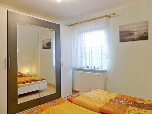 Kleiderschrank im Schlafzimmer - 