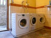 Waschmaschine und Trockner im Keller - 