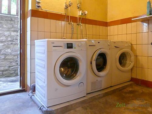 Waschmaschine und Trockner im Keller - 