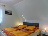 Doppelbett im Schlafzimmer - 
