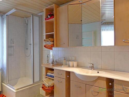 Dusche und Waschtisch im Bad - 