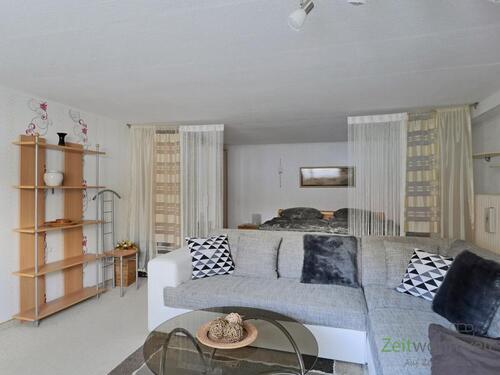 Schlafbereich mit Vorhängen - 1 Zimmer Etagenwohnung in Göttingen