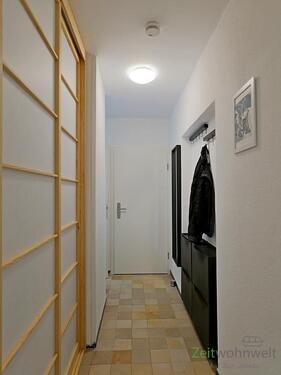 Wohnungsflur mit Garderobe - 