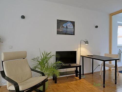 Sessel, TV und Arbeitstisch - 1 Zimmer Etagenwohnung in Kassel