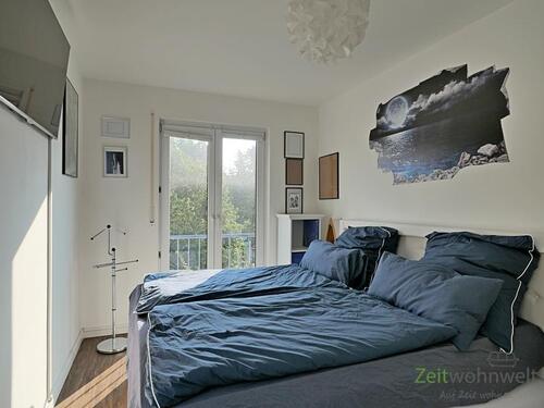 Doppelbett im Schlafzimmer - 