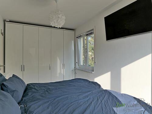 Wand-TV und Kleiderschrank - 