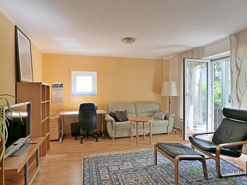 Schreibtisch und Balkonausgang - (EF0758_M) Dresden: KleinpestitzMockritz, neu renovierte möblierte Wohnung mit Balkon, WLAN und eigener Waschmaschine