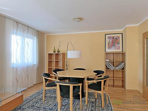 Esstisch im Wohnzimmer - 2 Zimmer Etagenwohnung zur Miete in Dresden