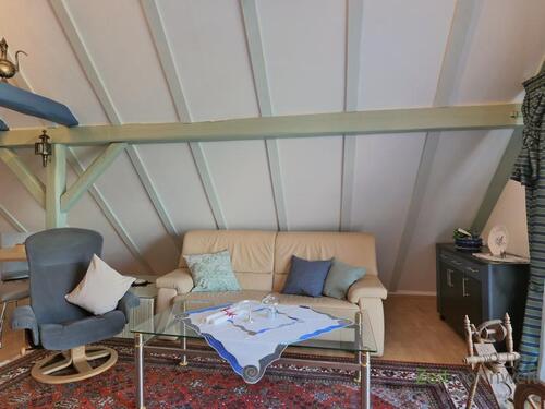 Sitzecke im Wohnzimmer - 1 Zimmer Etagenwohnung in Neuhof