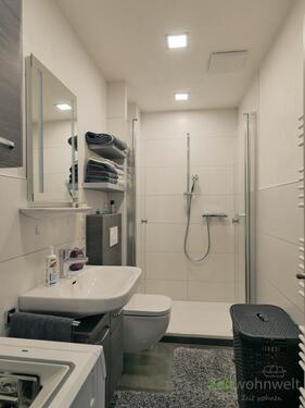 modernes Bad mit Dusche - 