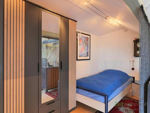 Bett hinter dem Vorhang - 