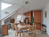 Blick ins Wohnzimmer - 3 Zimmer Etagenwohnung zur Miete in Dresden