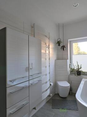 Badschrank und WC - 