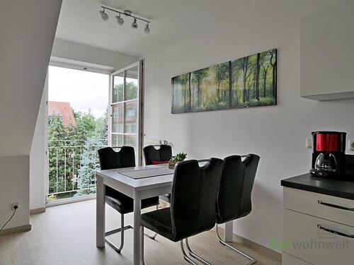 Esstisch am bodentiefen Fenster - 2 Zimmer Etagenwohnung in Dresden