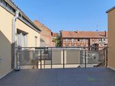 großer Dachbalkon - (EF0811_M) Erfurt: Ilversgehofen, Neu sanierte und neu möblierte 2-Zimmer-Wohnung mit Balkon, WLAN inkl.