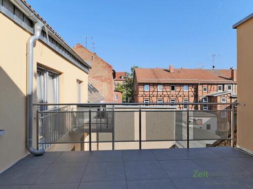 großer Dachbalkon - (EF0811_M) Erfurt: Ilversgehofen, Neu sanierte und neu möblierte 2-Zimmer-Wohnung mit Balkon, WLAN inkl.