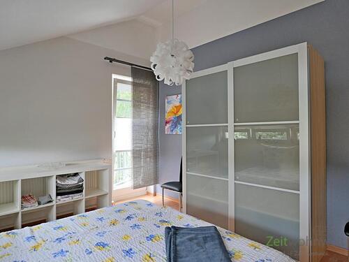 Kliederschrank und Balkonfenster - 