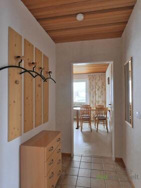Wohnungsflur mit Garderobe - 