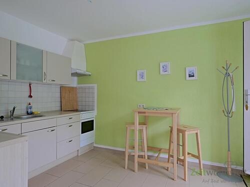 Blick vom Wohnzimmer zur Küche - 2 Zimmer Etagenwohnung in Dresden