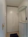 separater Flur mit Kleiderschrank - 