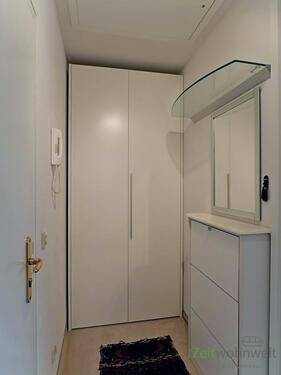 separater Flur mit Kleiderschrank - 