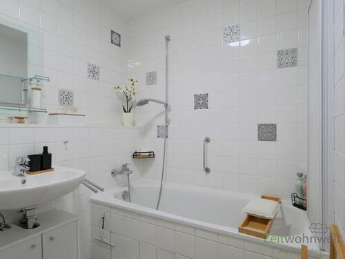 Wanne mit Duschabtrennung - 