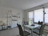 Blick zu Esstisch und Balkon - 2 Zimmer Etagenwohnung in Halle (Saale)
