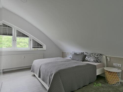 Doppelbett im Schlafzimmer - 