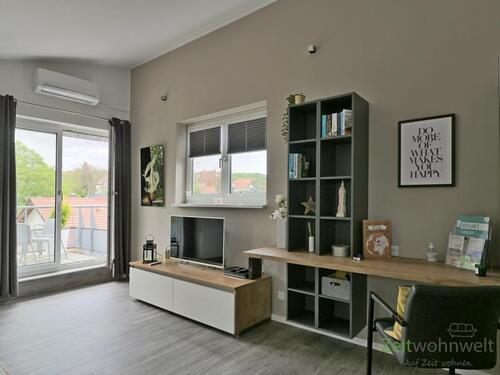 Blick zu Schreibtisch und TV - (EF1021_M) Erfurt: Löbervorstadt, neu möblierte Wohnung in exklusiver Wohnlage 'am Hopfenberg', Klimaanlage und Balkon