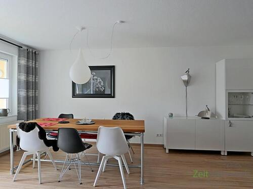 Esstisch und Schrankwand - 2 Zimmer Etagenwohnung in Gera