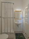 Dusche und Waschbecken - 