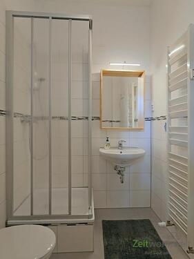 Dusche und Waschbecken - 