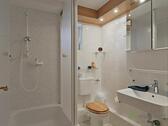 Bad mit Dusche - 