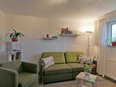 Wohnzimmercouch und Sessel - 2 Zimmer Etagenwohnung zur Miete in Dresden