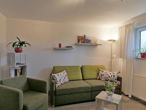 Wohnzimmercouch und Sessel - 2 Zimmer Etagenwohnung zur Miete in Dresden