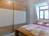 großer Kleiderschrank im Schlafzimmer - Etagenwohnung mit 64,00 m² in Dresden zur Miete