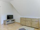 TV und Sideboard im Wohnzimmer - 3 Zimmer Etagenwohnung zur Miete in Dresden