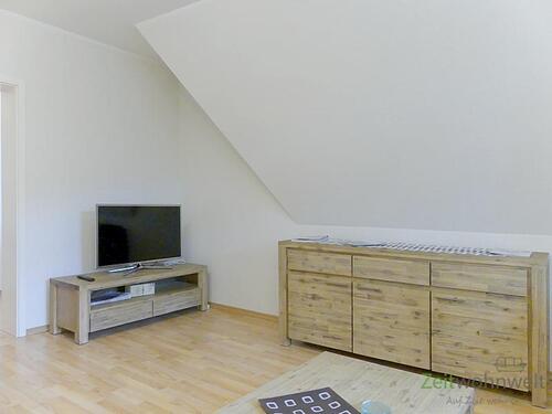 TV und Sideboard im Wohnzimmer - 3 Zimmer Etagenwohnung zur Miete in Dresden