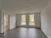 Blick ins Wohnzimmer - (12536_19) MGN: kleine, bezugsfertig neu renovierte 2-Raum-Dachgeschoss-Wohnung in der Heimstraße, Vinylböden