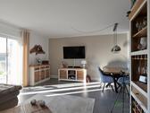 Blick ins Wohnzimmer - (EF1206_M) Magdeburg: Schönebeck, möbliertes Luxusapartment mit Stellplatz und Terrasse in geschlossener Wohnanlage
