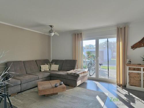 XXL-Sofa vor dem Terrassenausgang - 2 Zimmer Etagenwohnung in Schönebeck (Elbe)