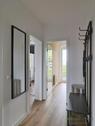 Wohnungsflur mit Garderobe - 