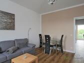 kleiner Esstisch im Wohnzimmer - Etagenwohnung mit 40,00 m&sup2; in Erfurt zur Miete