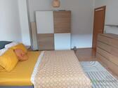 Kleiderschrank und Kommode - 